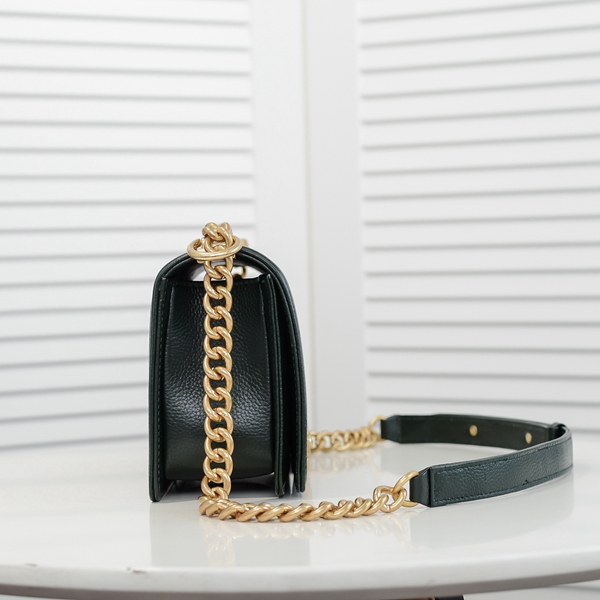 シャネルバッグ背面デザイン